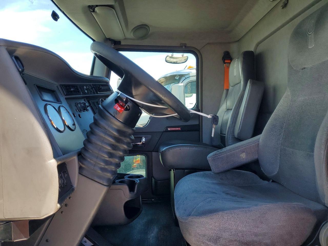 2014 Kenworth T370 BOX Truck