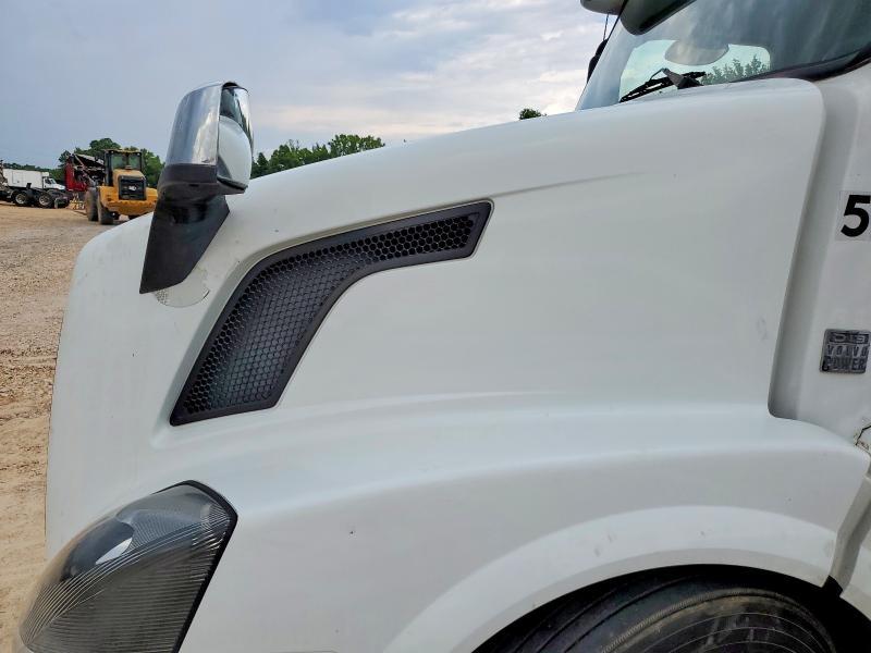 2009 Volvo VNL Semi Truck