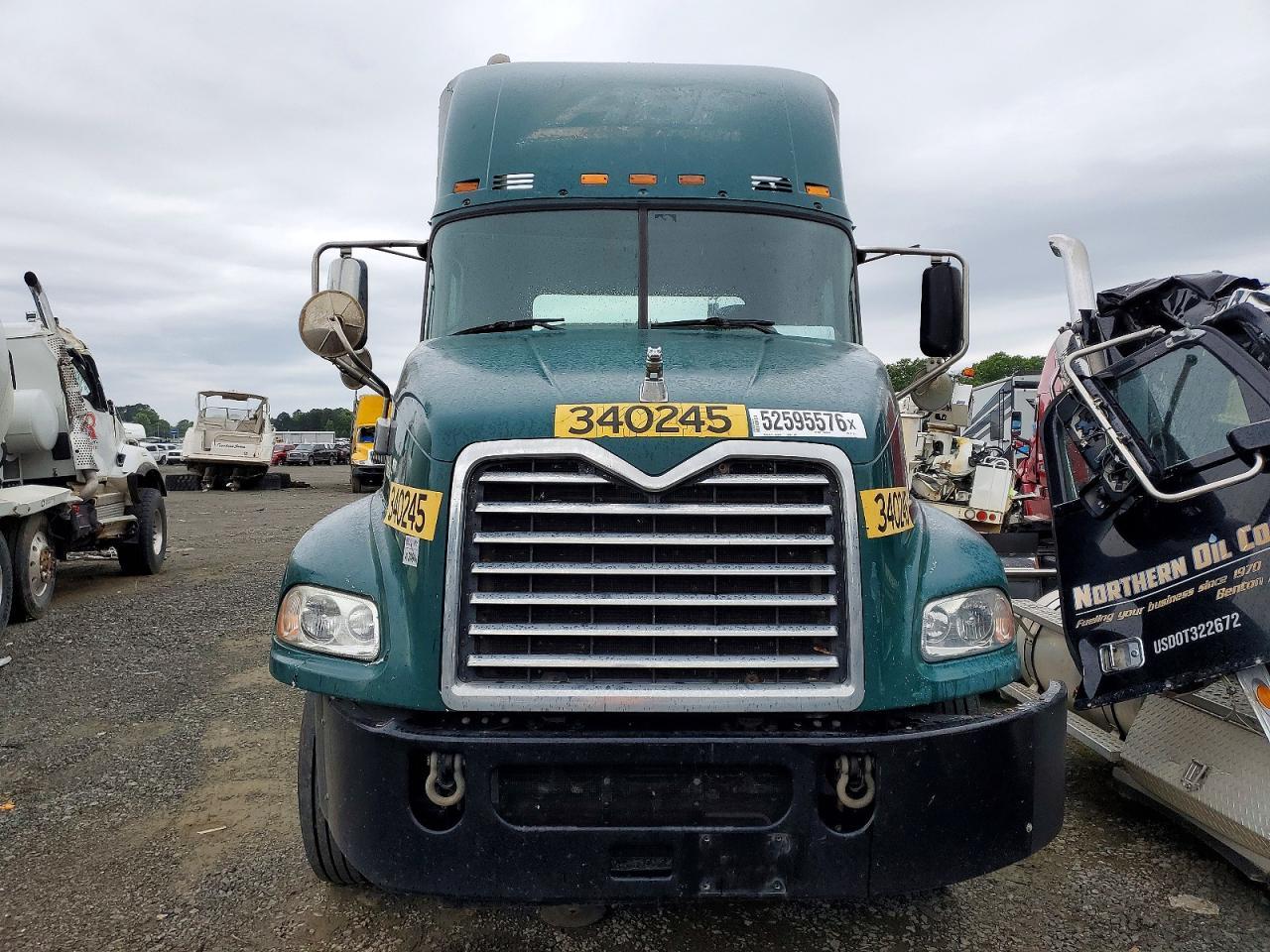 2015 Mack CXU612 Semi Truck
