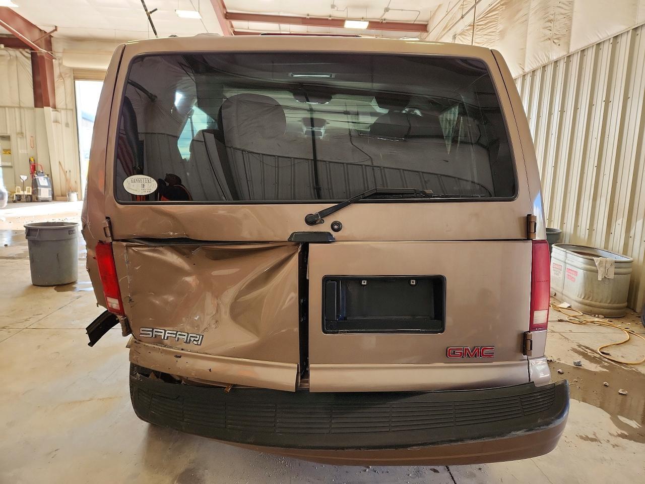 2002 GMC Safari XT