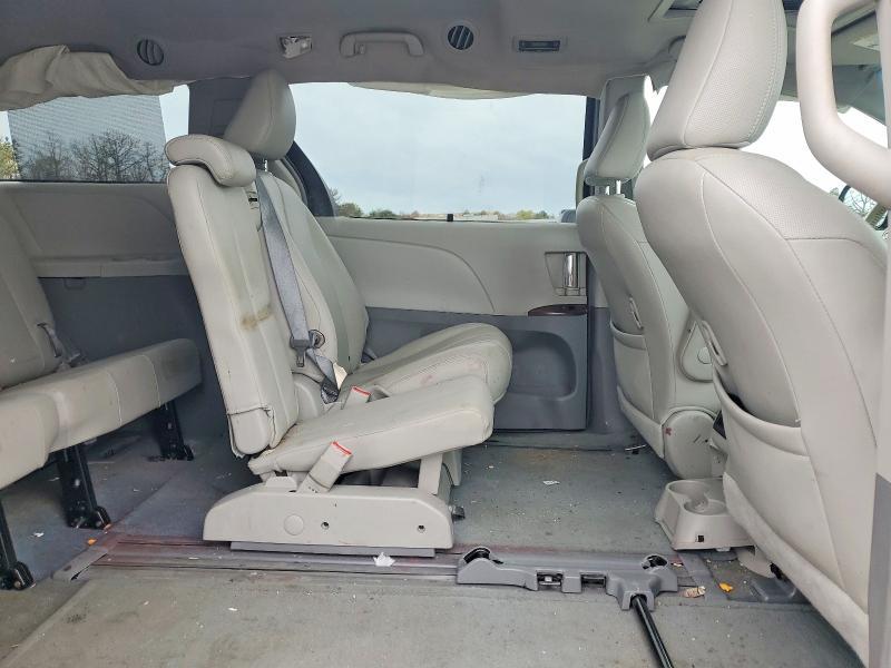 2014 Toyota Sienna xle 8-passenger