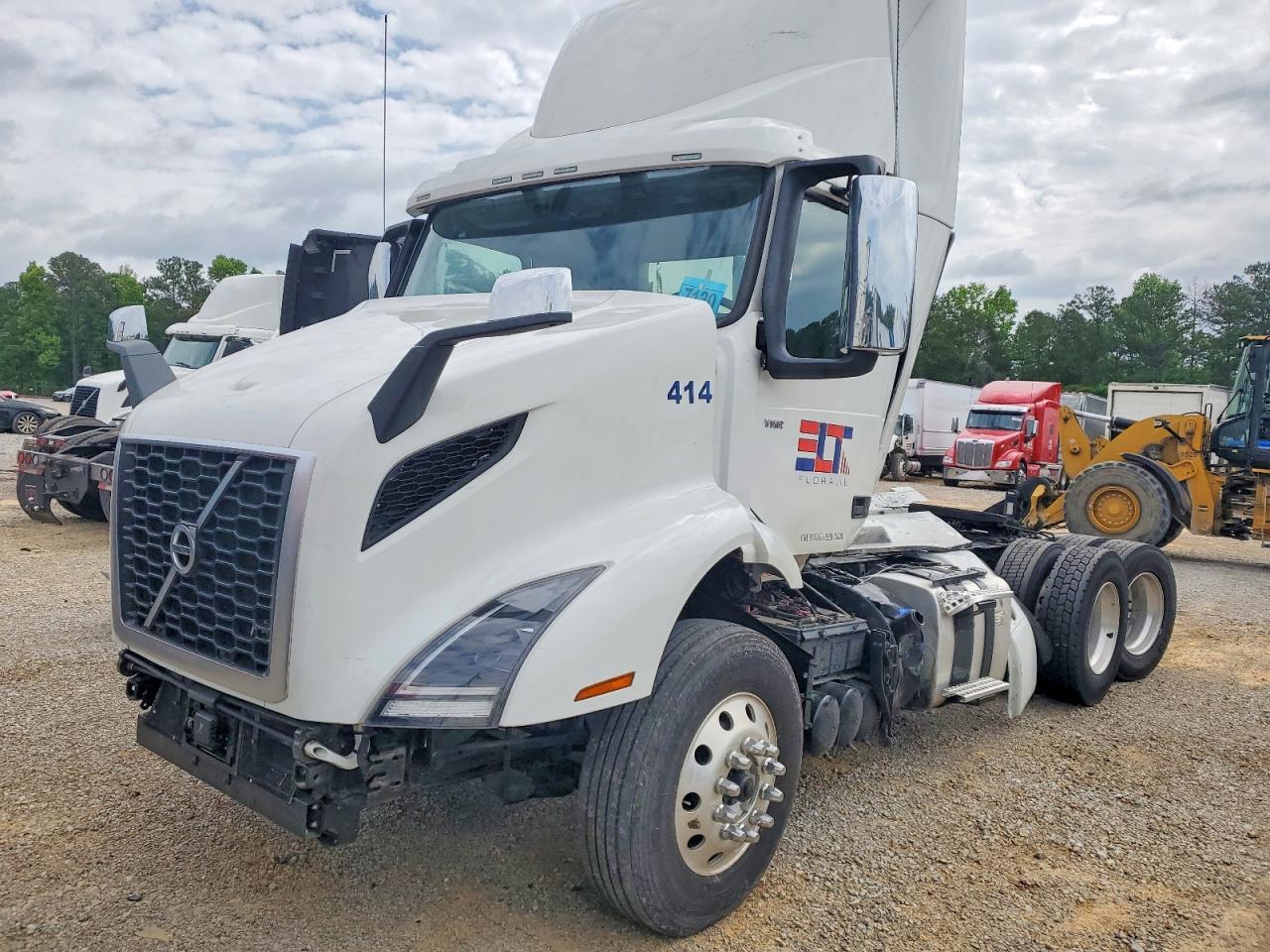2025 Volvo VNR