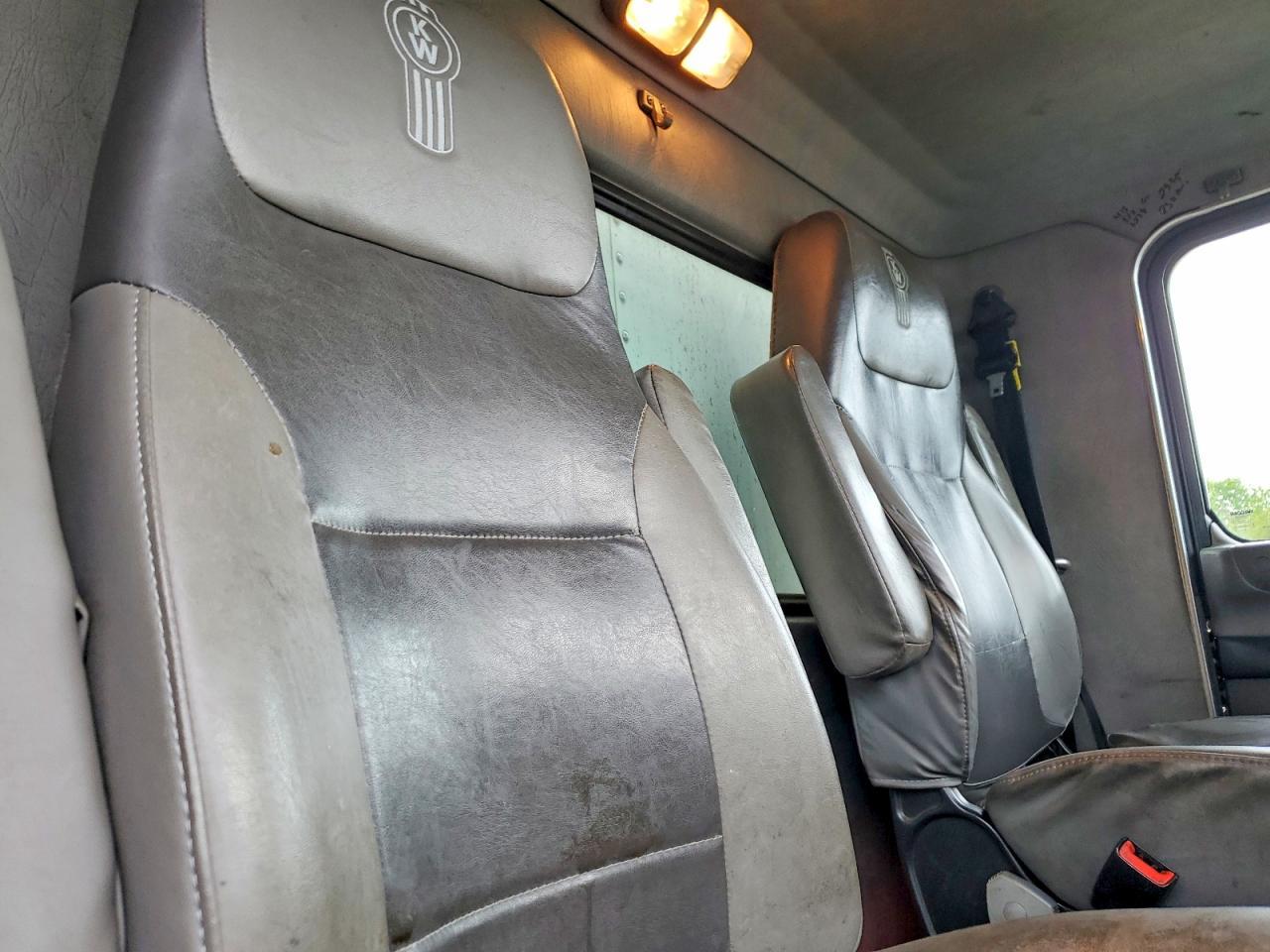 2017 Kenworth T330 BOX Truck