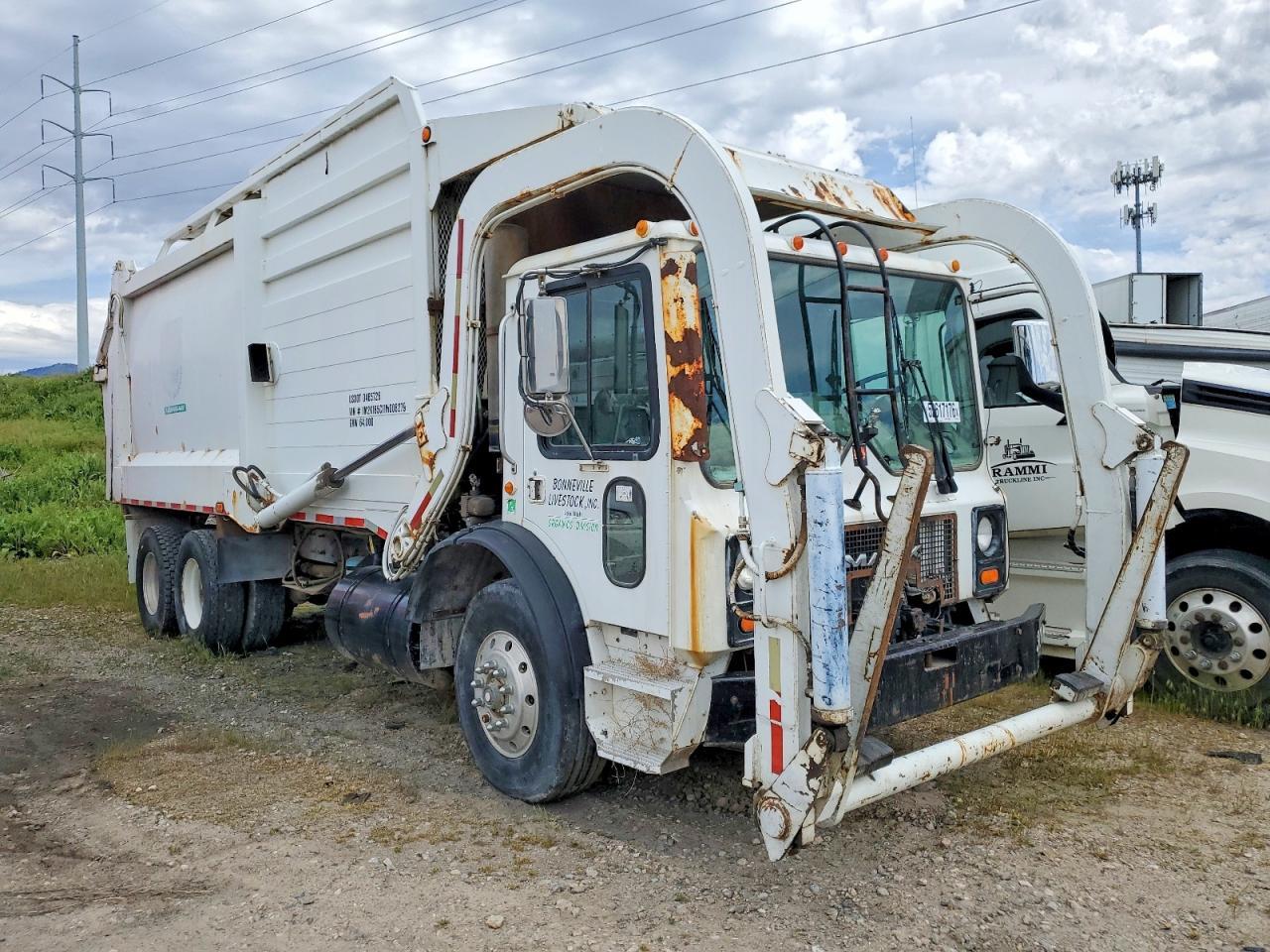 2001 Mack MR690S Refuse Truck