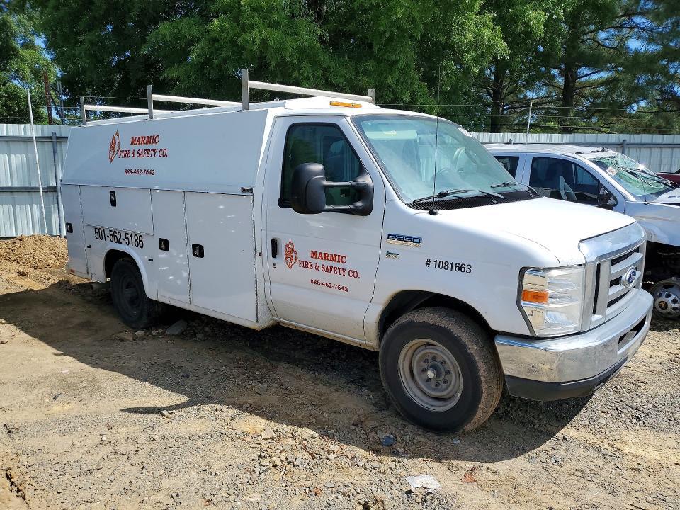 2017 Ford Econoline E350 Super Duty Cutaway Van