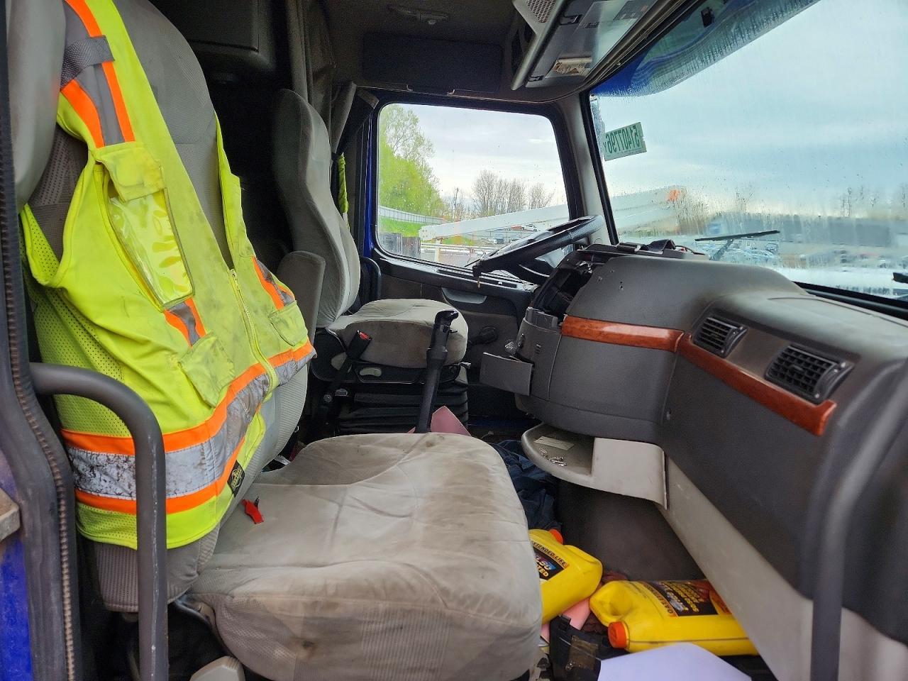 2007 Volvo VNL Semi Truck