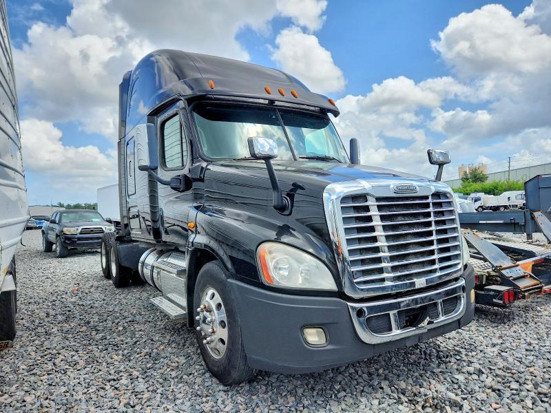 2015 Freightliner Cascadia Semi Truck