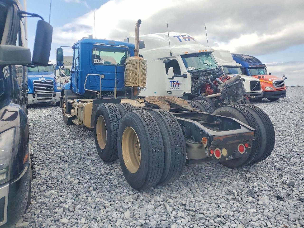 2016 Mack CXU613 Semi Truck