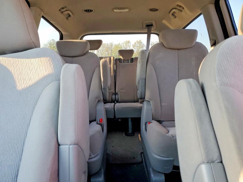 2010 KIA Sedona lx