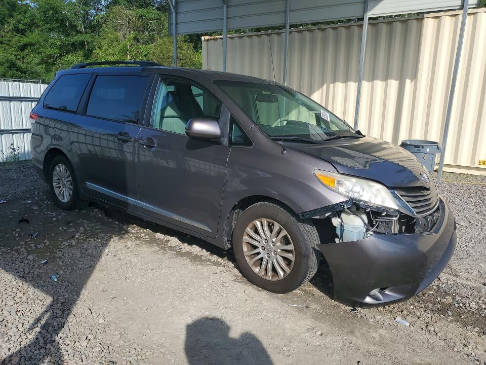 2013 Toyota Sienna xle 8-passenger
