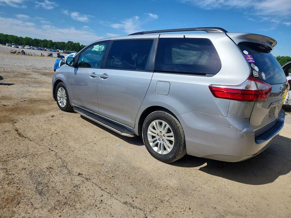 2016 Toyota Sienna xle 8-passenger