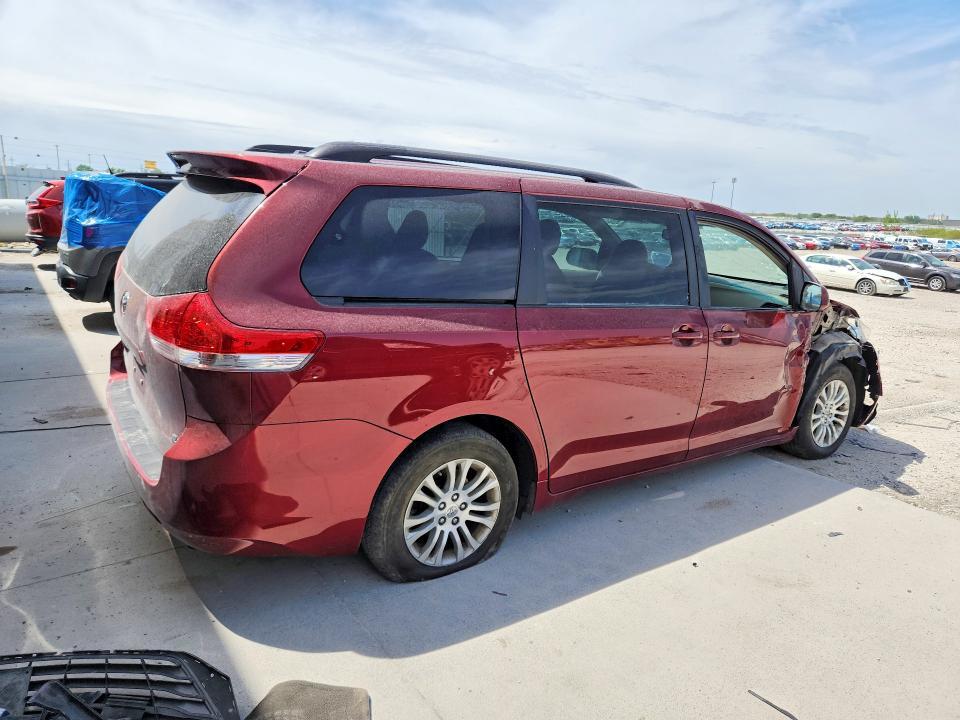 2012 Toyota Sienna xle 8-passenger
