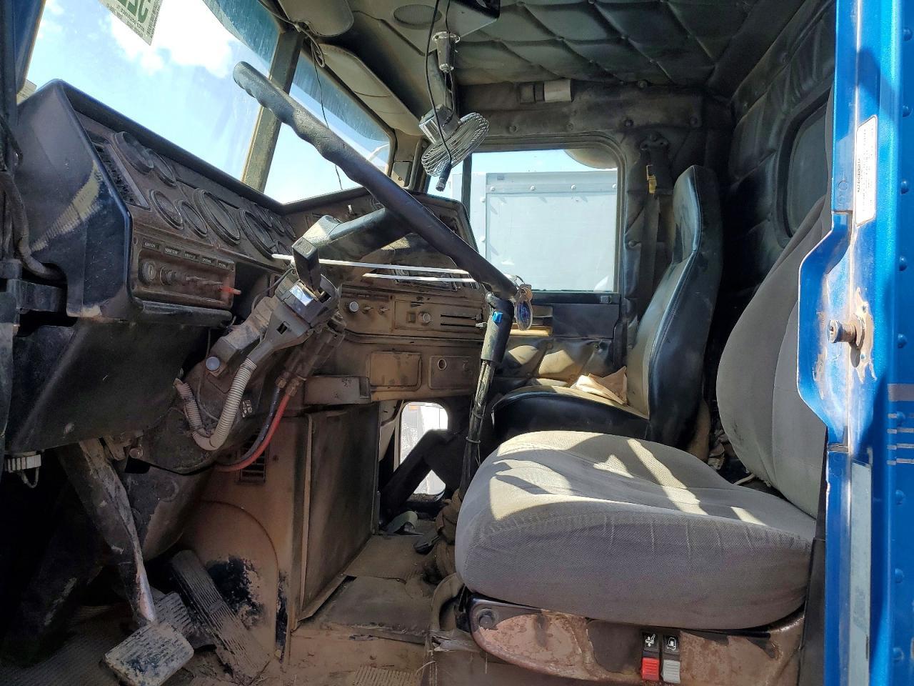 1999 Freightliner Conventional FLD120