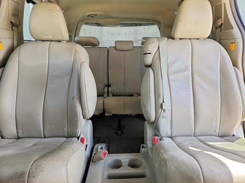 2012 Toyota Sienna xle 8-passenger