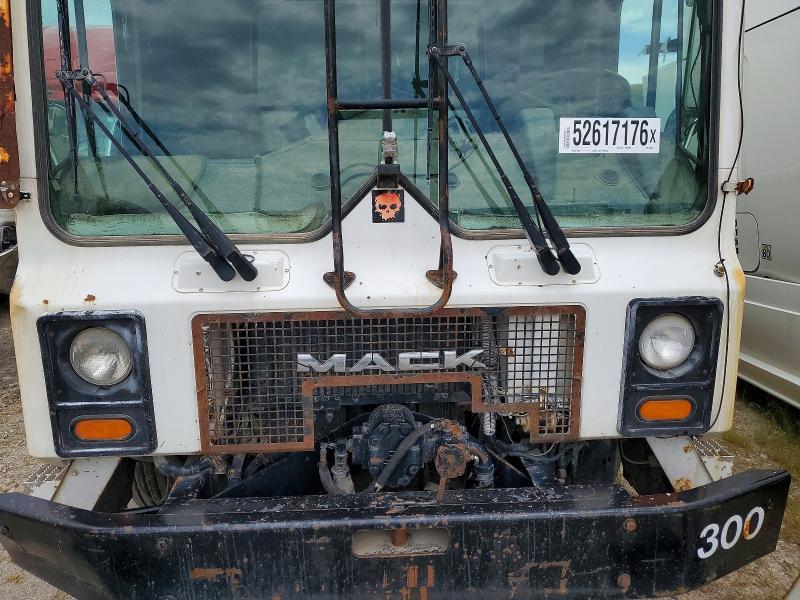 2001 Mack MR690S Refuse Truck