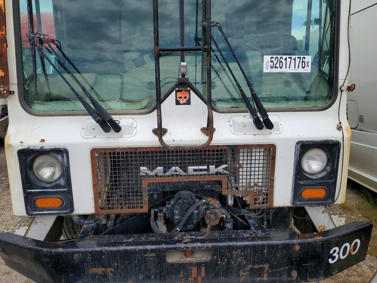 2001 Mack MR690S Refuse Truck