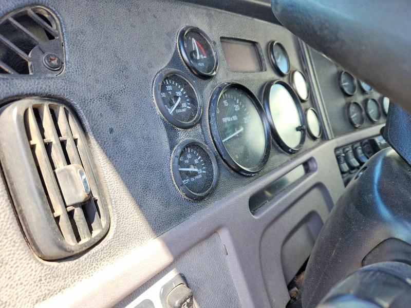 2015 Peterbilt 386 Semi Truck