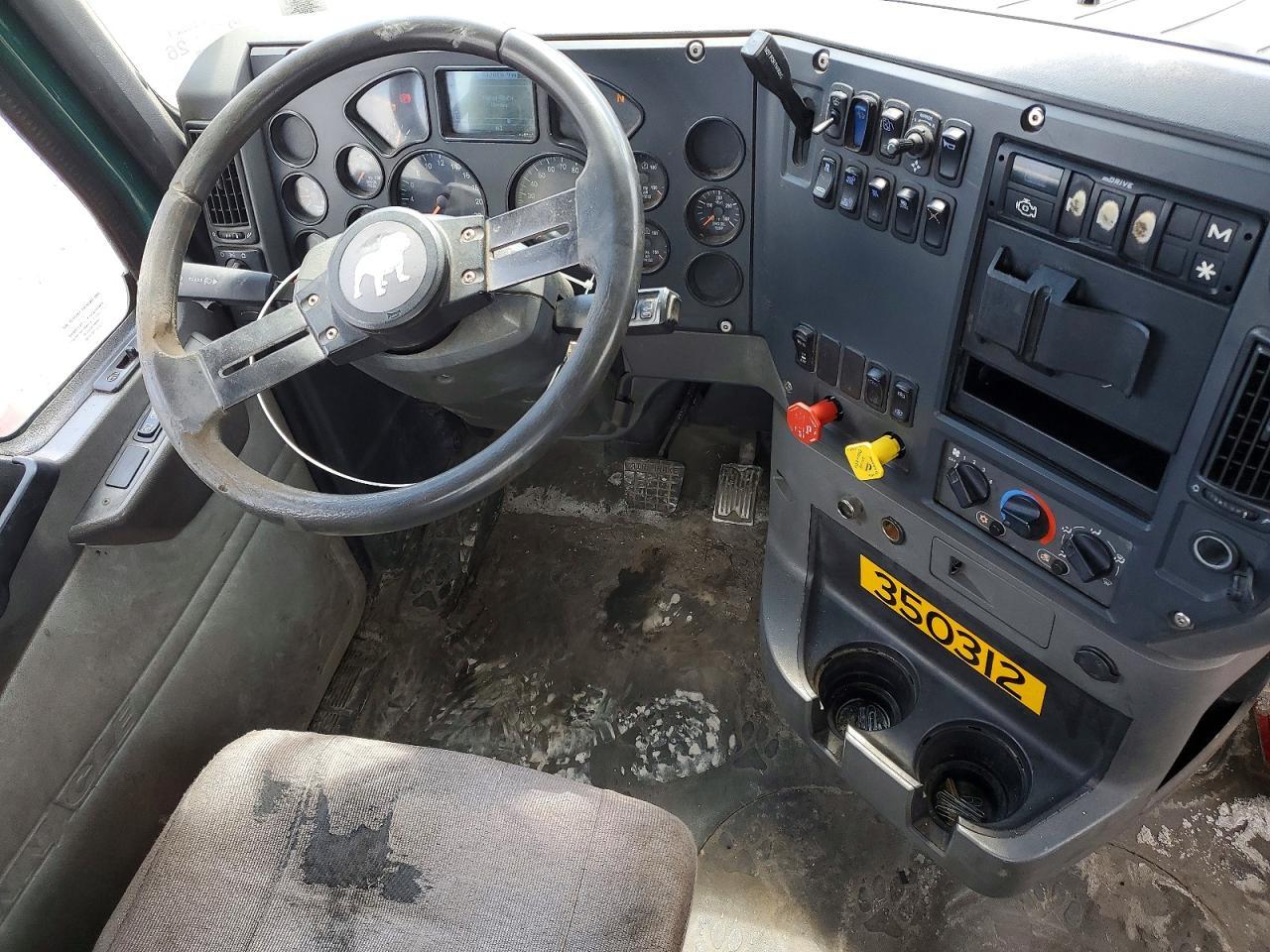 2016 Mack CXU612 Semi Truck