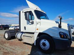 Salvage trucks for sale at San Diego, CA auction: 2018 Freigliner 2018 Freightliner Cascadia 125 Semi Truck