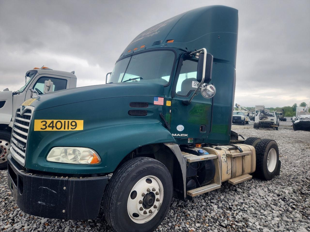 2015 Mack CXU612 Semi Truck