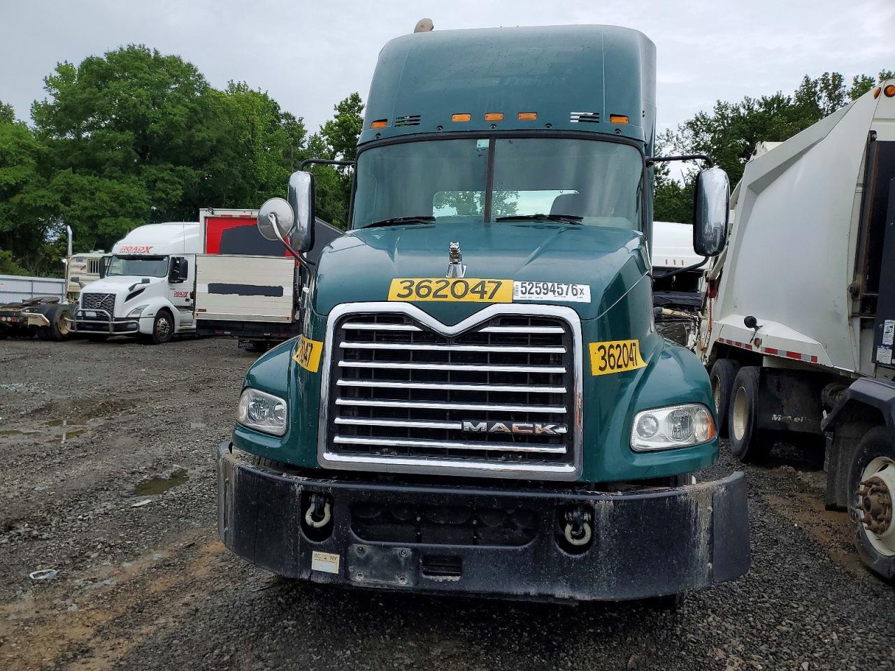 2017 Mack CXU612 Semi Truck