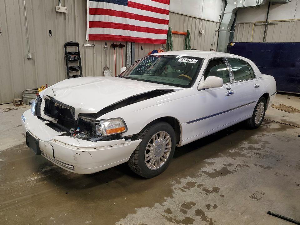 2011 Lincoln Town car Signature Limited
