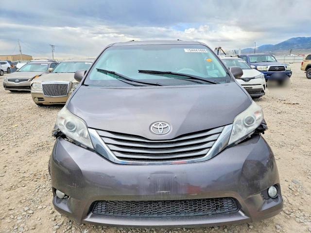 2013 Toyota Sienna xle 8-passenger