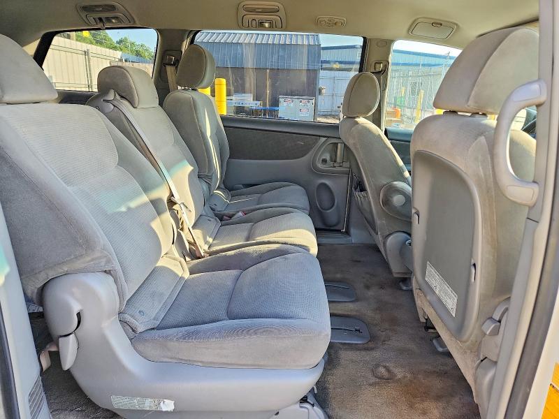 2005 Toyota Sienna le 8 Passenger