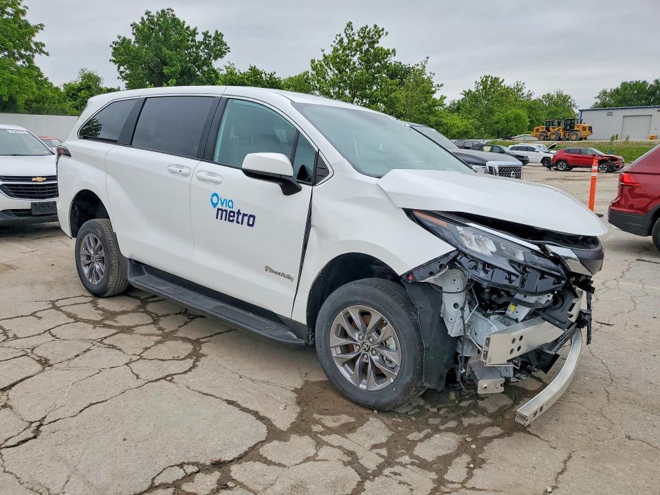 2025 Toyota Sienna le