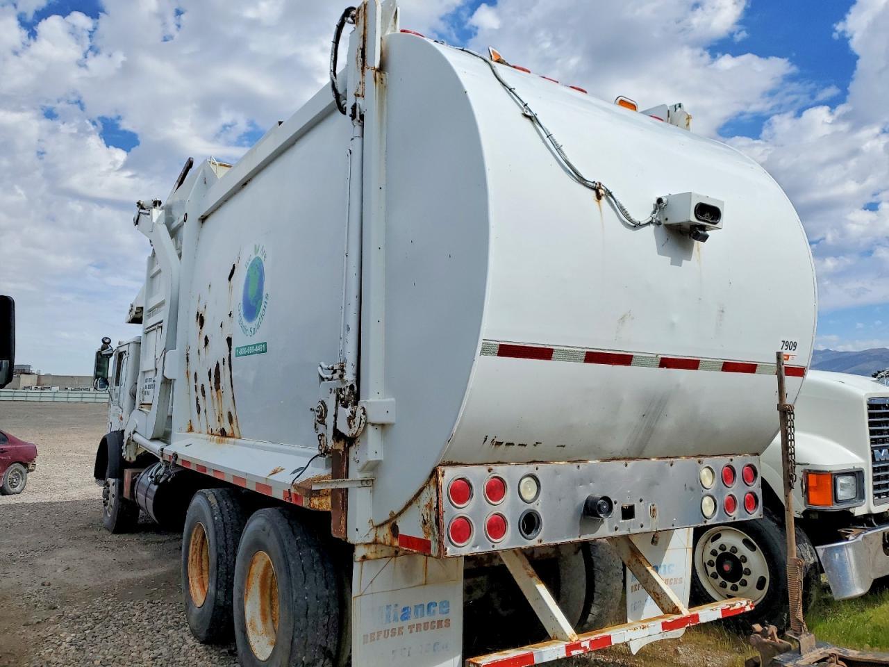 2002 Mack MR688P Refuse Truck