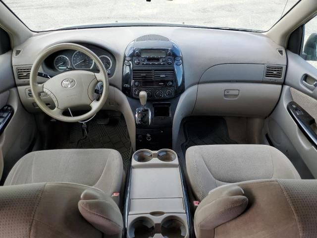 2004 Toyota Sienna LE