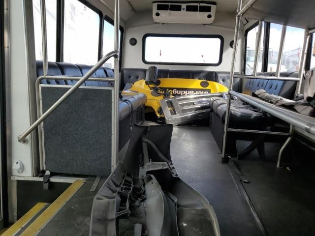 2018 Ford Econoline E450 Super Duty Cutaway Van