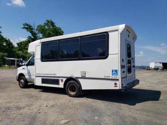 2013 Ford Econoline E450 Super Duty Cutaway Van