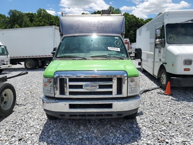 2013 Ford Econoline E350 Super Duty Cutaway Van