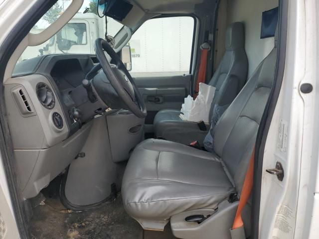 2015 Ford Econoline E350 Super Duty Cutaway Van