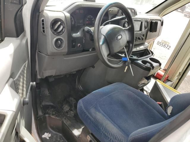 2014 Ford Econoline E350 Super Duty Cutaway Van