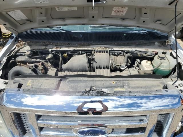 2010 Ford Econoline E350 Super Duty Cutaway Van