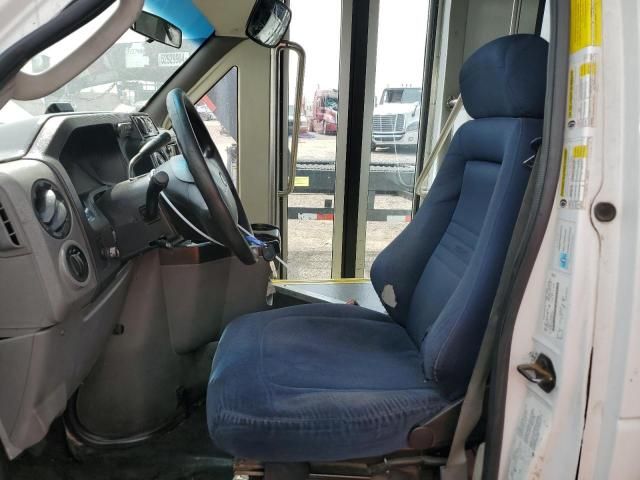 2014 Ford Econoline E350 Super Duty Cutaway Van