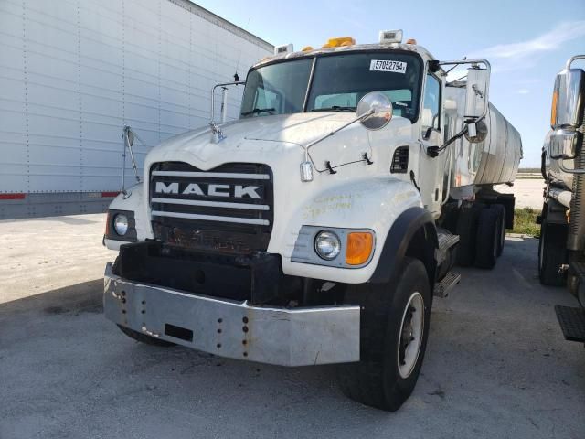 2005 Mack 700 CV700