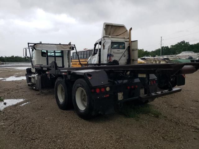 2016 Mack 700 GU700