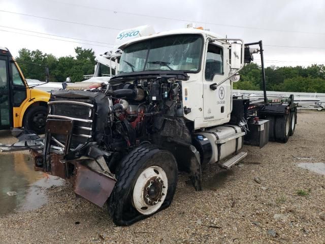 2016 Mack 700 GU700