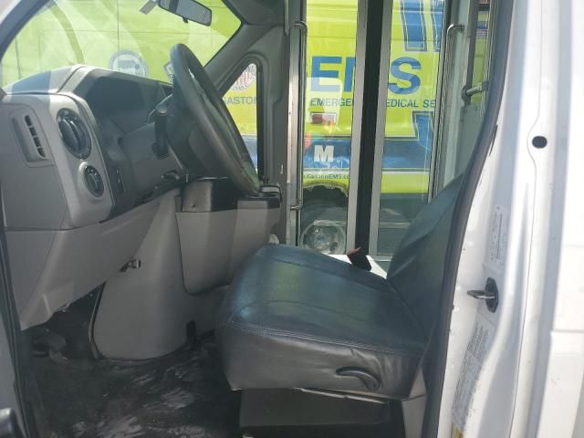 2016 Ford Econoline E350 Super Duty Cutaway Van