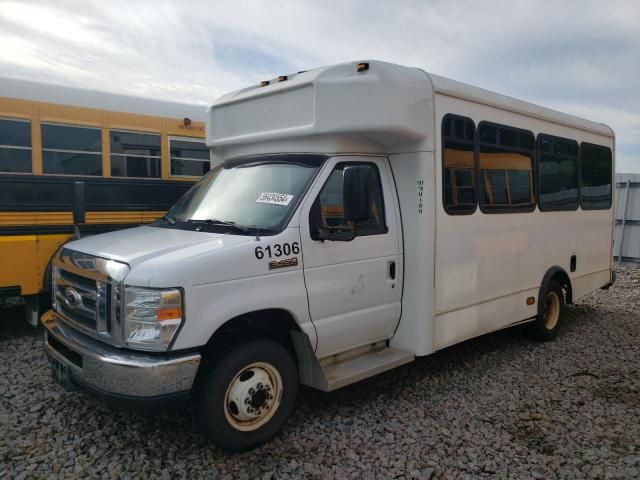 2014 Ford Econoline E450 Super Duty Cutaway Van