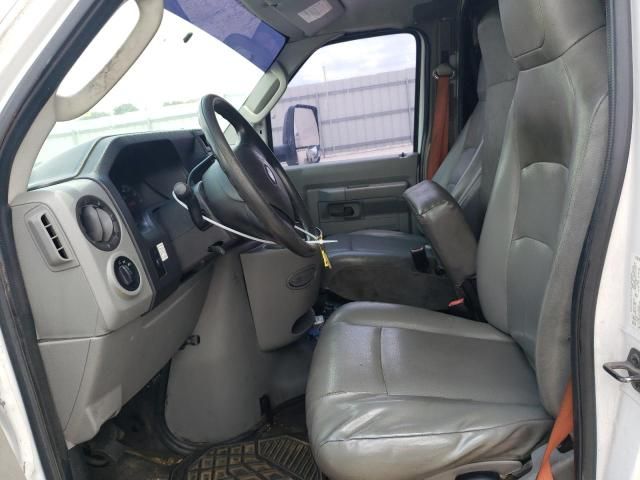 2013 Ford Econoline E350 Super Duty Cutaway Van