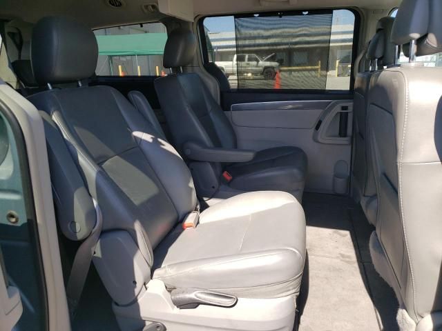 2010 Volkswagen Routan SE