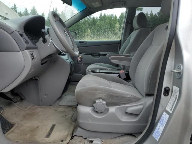 2004 Toyota Sienna LE