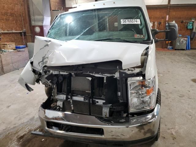 2018 Ford Econoline E350 Super Duty Cutaway Van