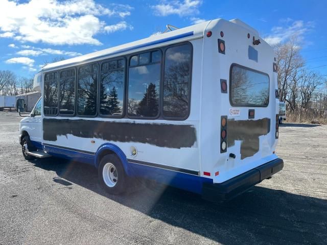 2013 Ford Econoline E450 Super Duty Cutaway Van