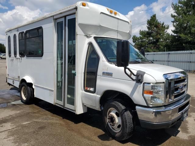 2012 Ford Econoline E350 Super Duty Cutaway Van