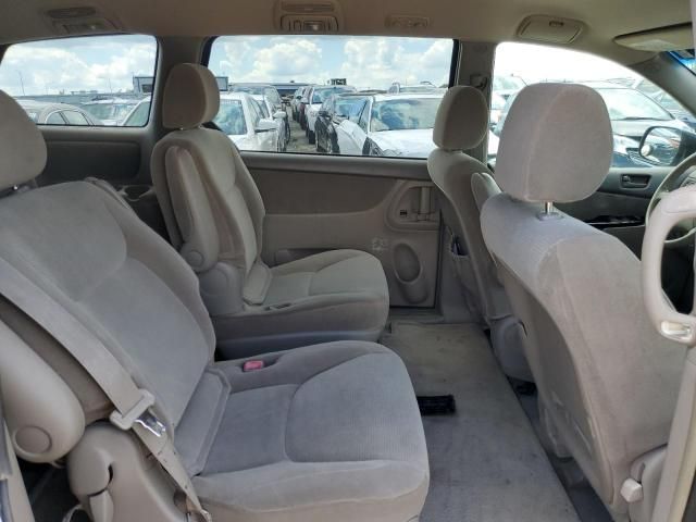 2004 Toyota Sienna LE